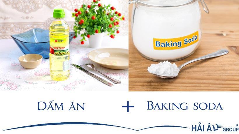 Pha hỗn hợp baking soda và dấm ăn tỉ lệ 1:1