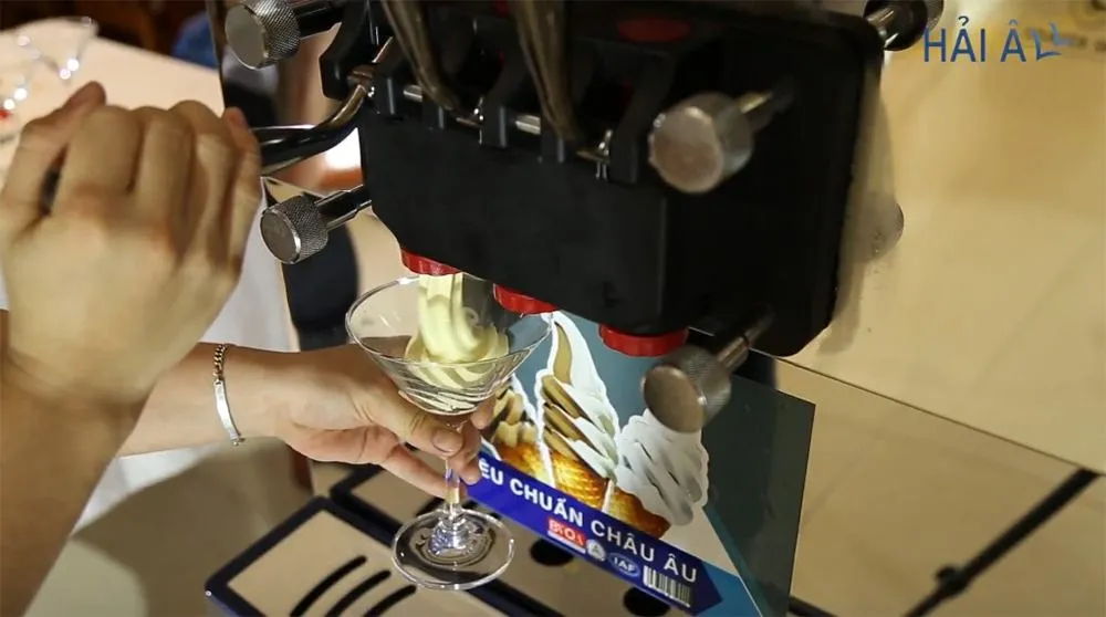 Lấy kem từ máy làm kem Hải Âu - Khay