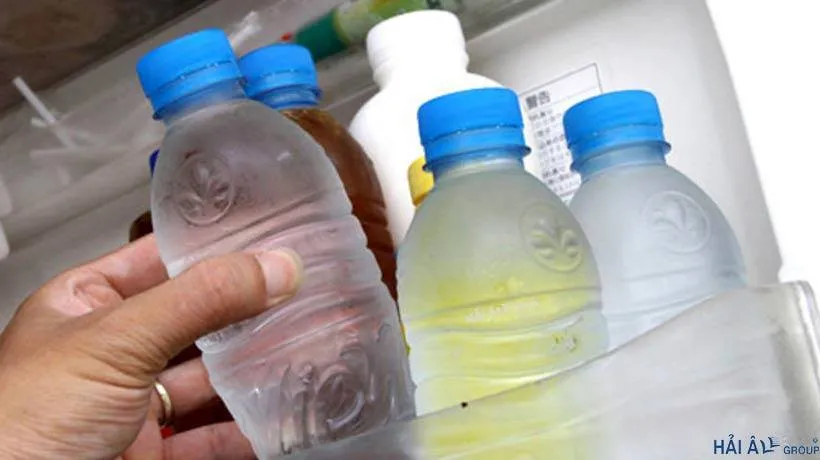 Không nên đặt bình nước nhựa vào ngăn đông tủ lạnh
