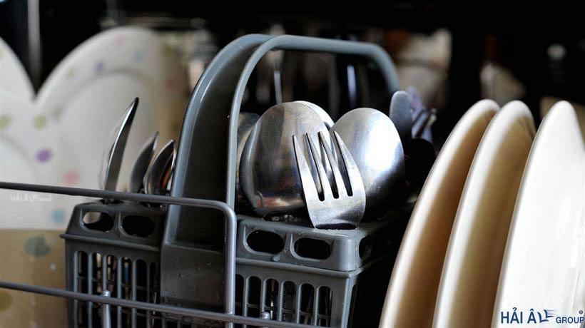 Xếp nĩa lên trên, thìa xen kẽ lên xuống