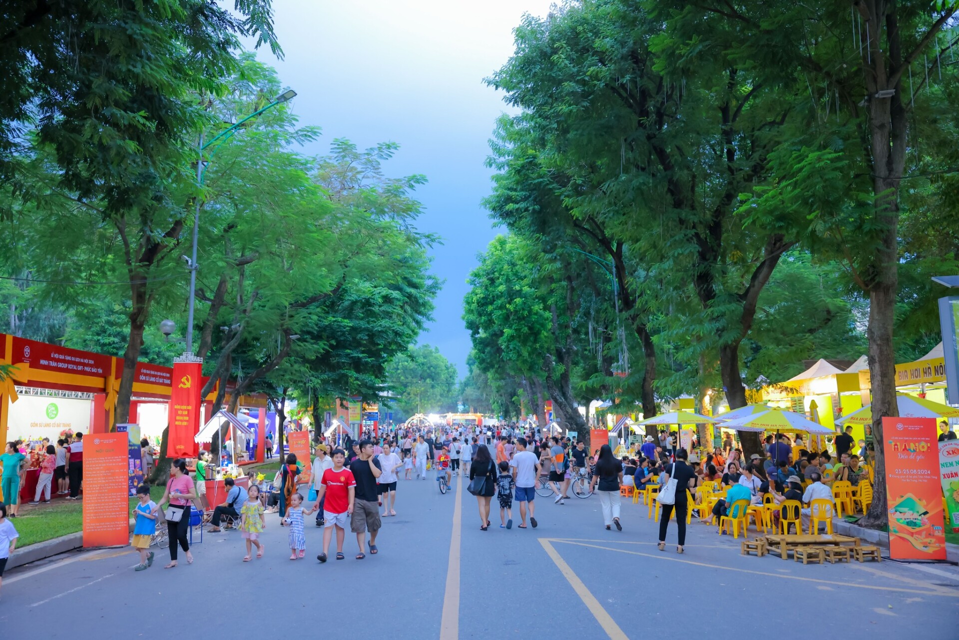 Du Khach Tai Le Hoi Thuc Qua Ha Noi