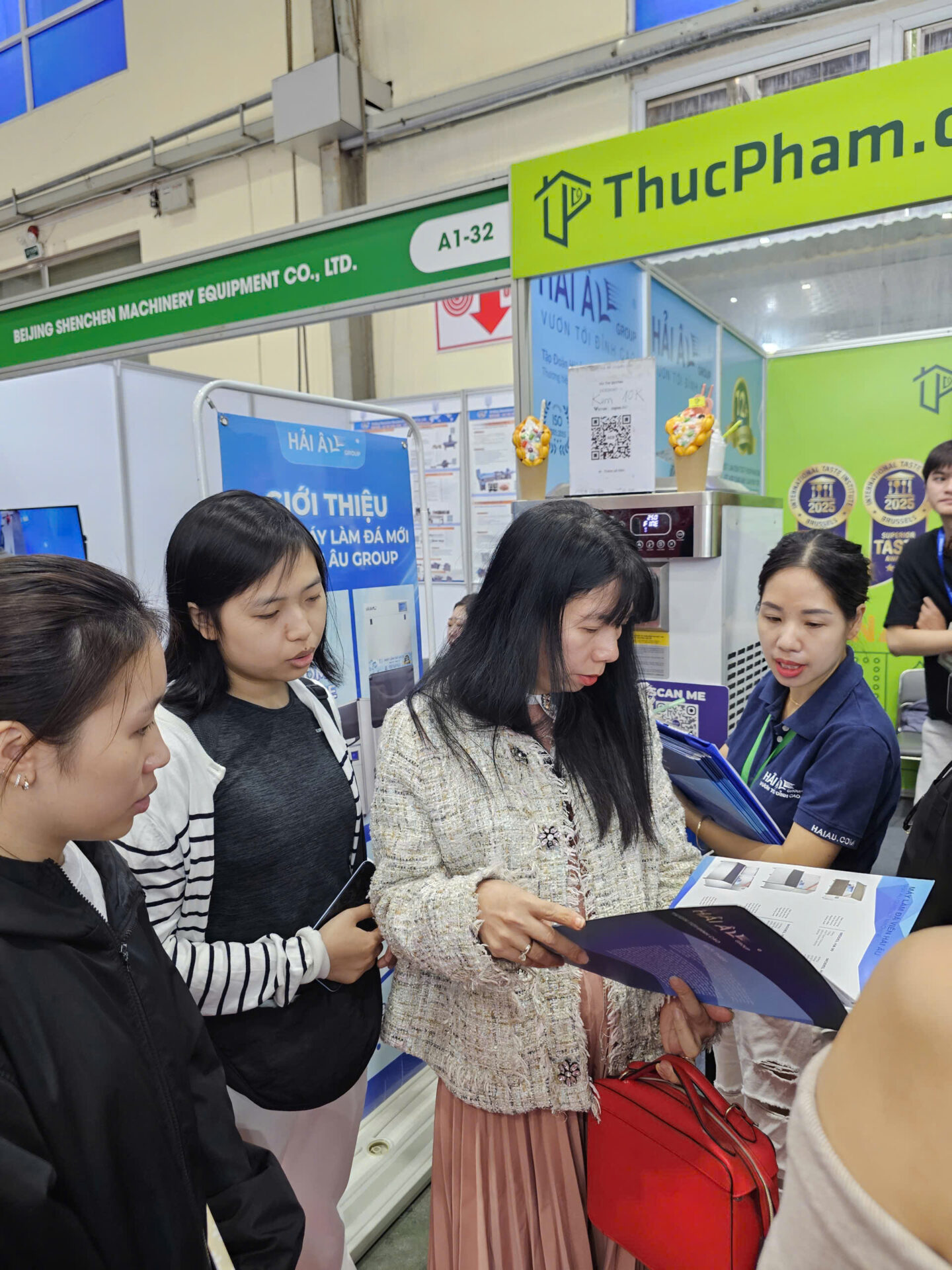 Khach Xem Catalog Vietfood Propack Hanoi 2025